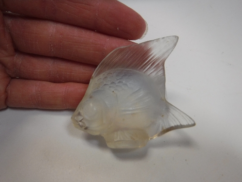 A Lalique figure of a fish 4.8 cm high CONDITION REPORTS In need of a clean all over. - Image 2 of 6