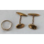 A 9 carat gold gentleman's signet ring together with a pair of 9 carat gold cufflinks,