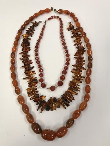 A graduated oval amber bead necklace, approx 74 cm long, 65 g,