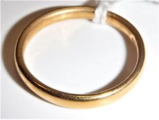 A 22 carat gold wedding band 3.