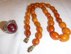 A graduated bead amber necklace, approx 39.5 cm long,approx 14.
