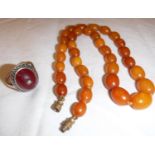 A graduated bead amber necklace, approx 39.5 cm long,approx 14.