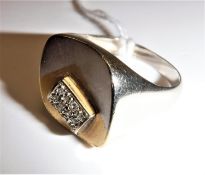 A gentleman's white and 18 carat gold dress ring set with small panel of diamonds, 3.