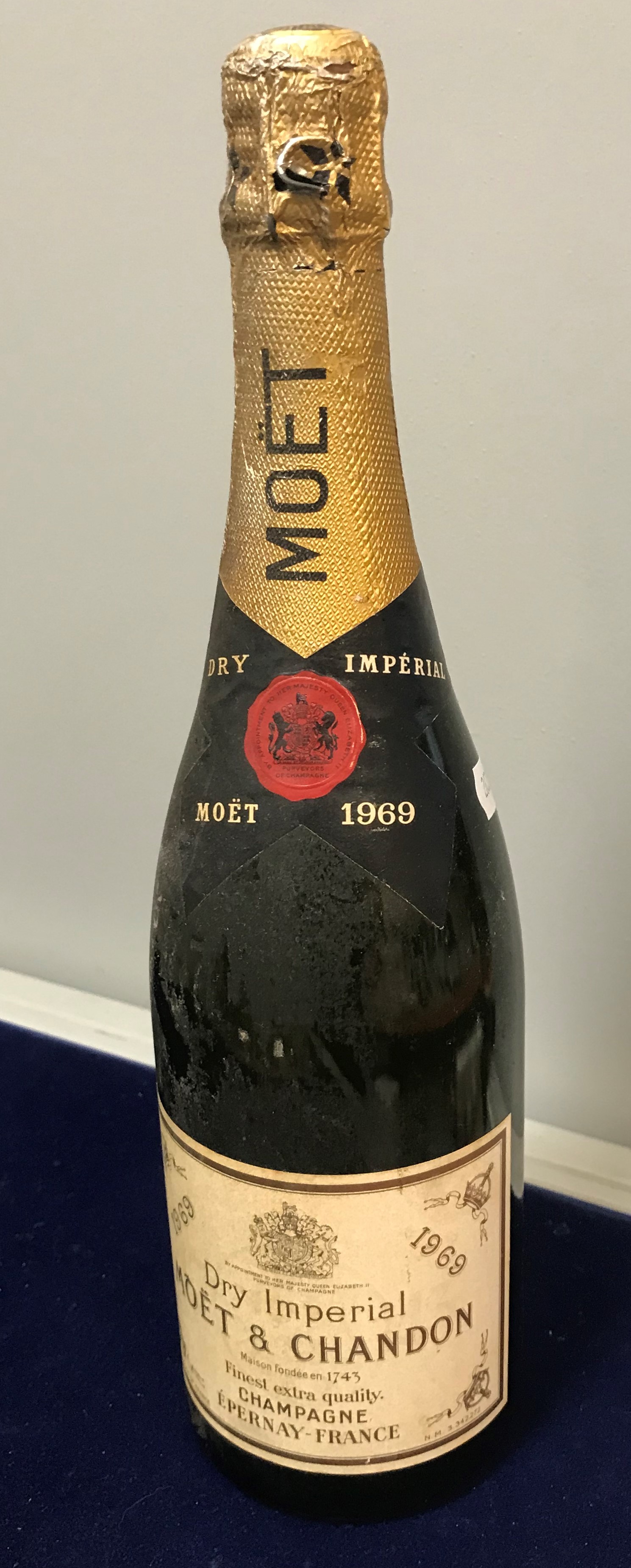 One bottle Moet & Chandon champagne 1969 and 2 bottles Chardonnay vin mousseux (M&S) - Image 4 of 6