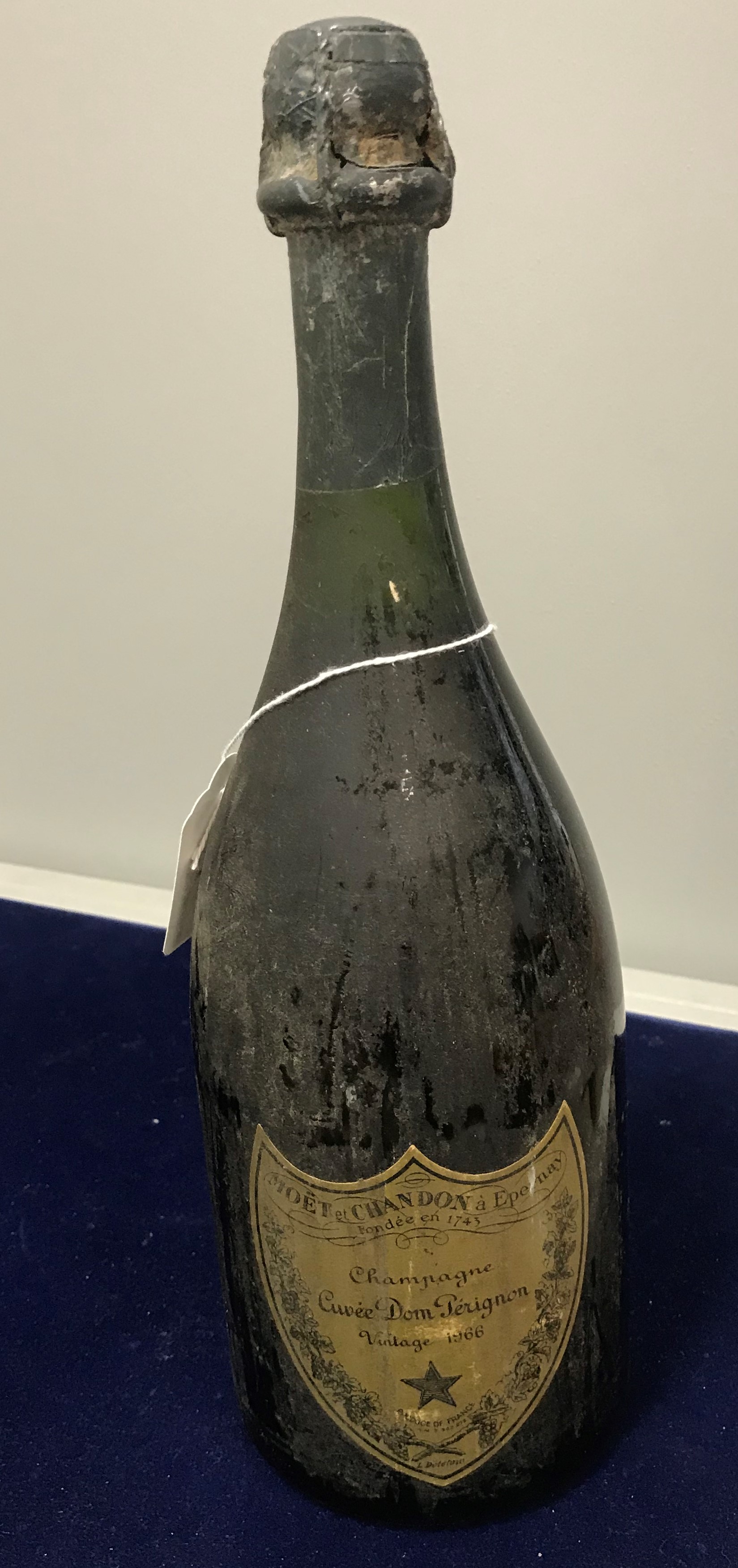 One bottle Möet et Chandon Champagne Cuvée Dom Perignon 1966 - Image 4 of 4