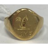 An 18 carat gold signet ring, engraved with seated Squirrel and initials "F.M.L", 7.
