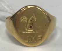 An 18 carat gold signet ring, engraved with seated Squirrel and initials "F.M.L", 7.