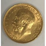 A George V gold sovereign, 1913, 8 g