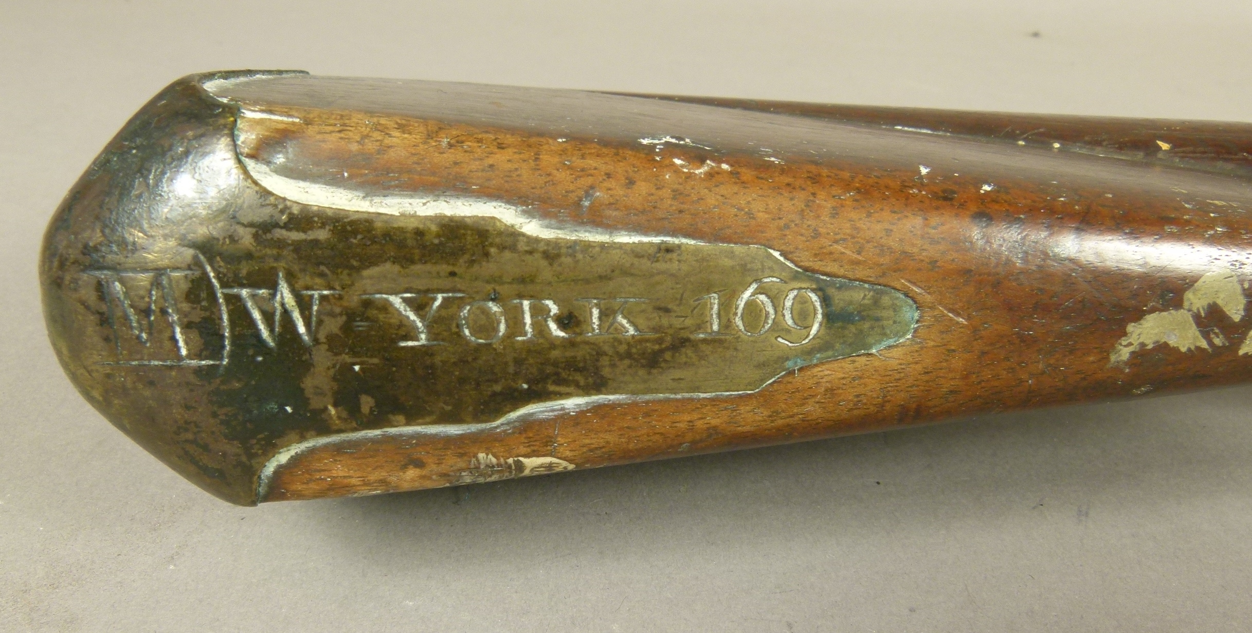 A LATE 18TH CENTURY FLINTLOCK MUSKET three quarter stocked with steel lock plate engraved REA, brass - Image 3 of 4