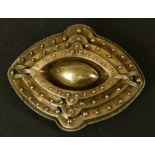 A VICTORIAN RAISED PLAQUE BROOCH in 18ct gold graduated, stepped and beaded in quatrefoil outline