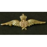 A RAF SWEETHEART BROOCH in 9ct gold by Charles Horner c.1925 applied to the centre with rose gold