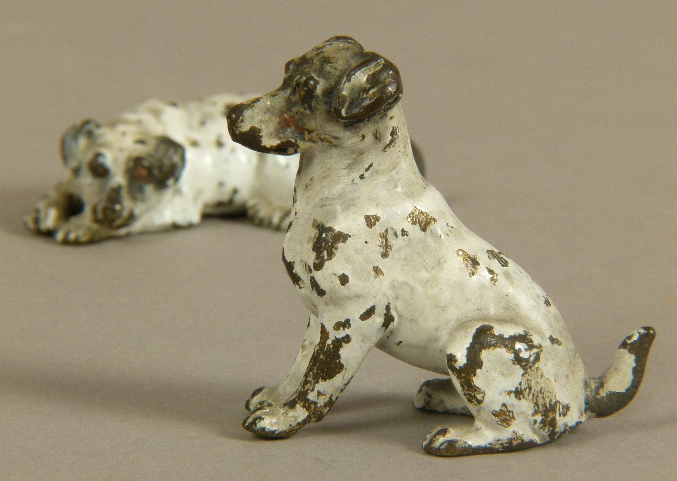 TWO COLD PAINTED BRONZE MODELS OF TERRIERS, one seated, one recumbent, 5cm high (2) - Image 2 of 3