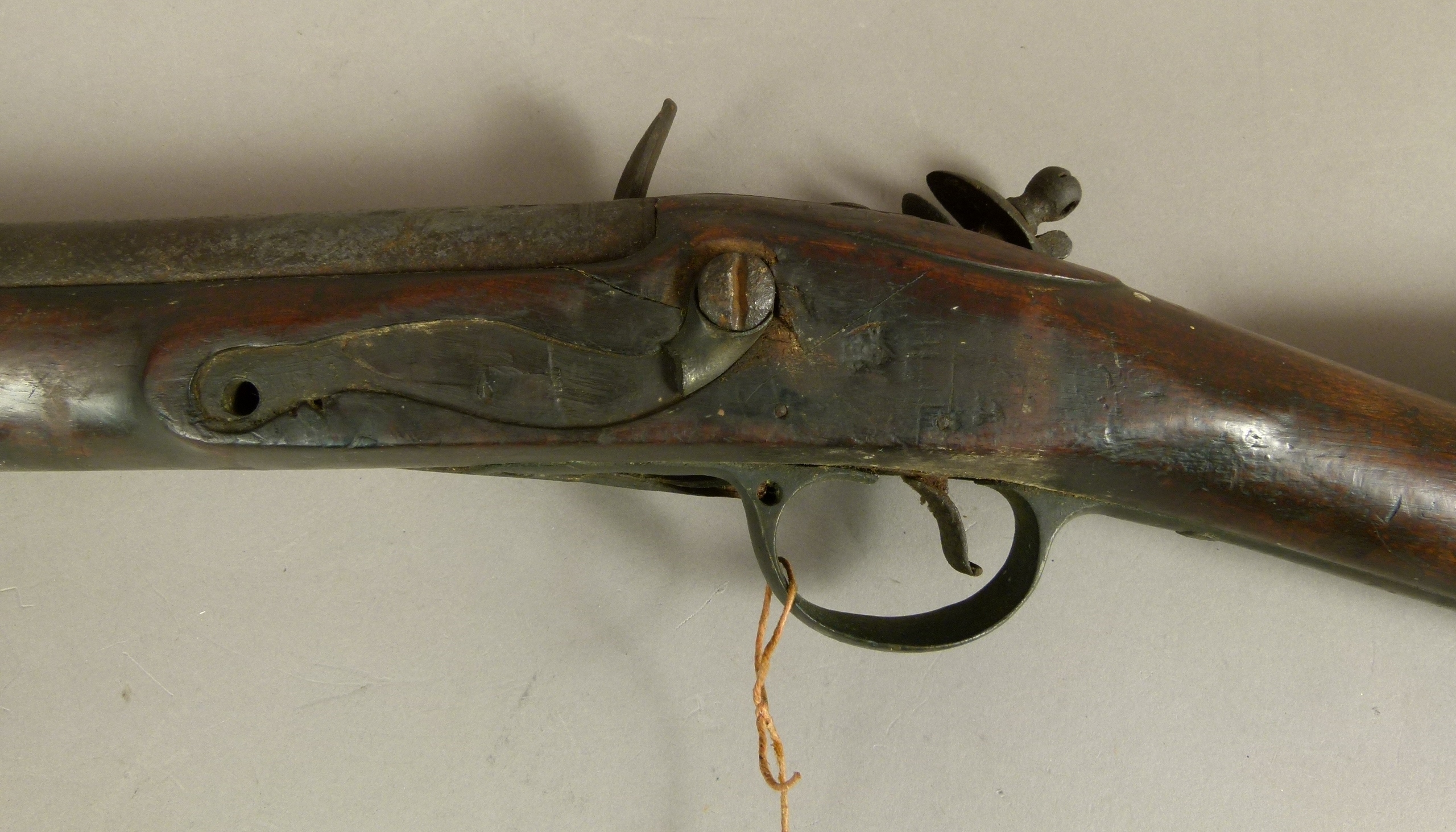 A LATE 18TH CENTURY FLINTLOCK MUSKET three quarter stocked with steel lock plate engraved REA, brass - Image 4 of 4