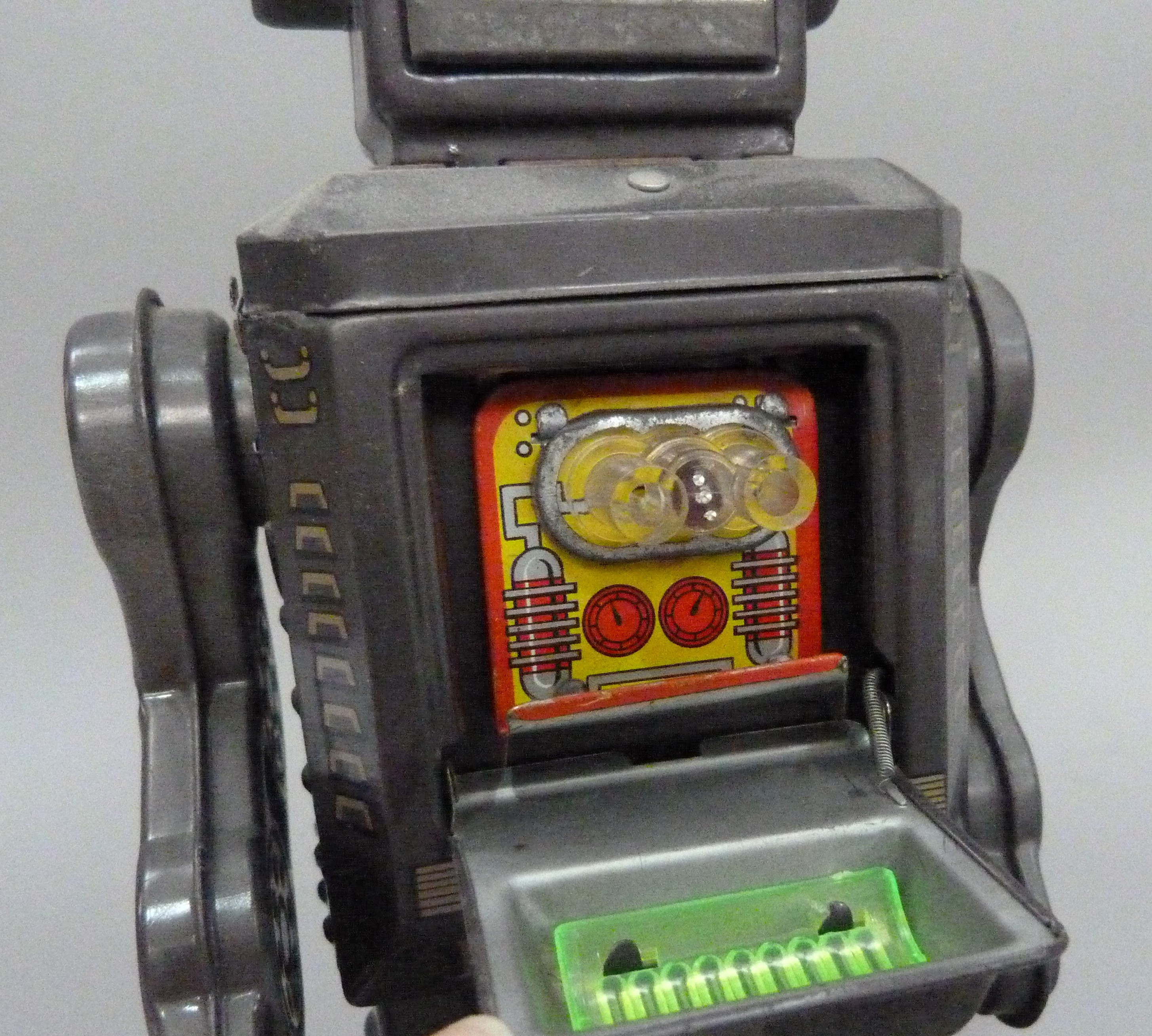 Horiwaka (Japan) Attacking Martian battery operated tin plate robot, 22cm high