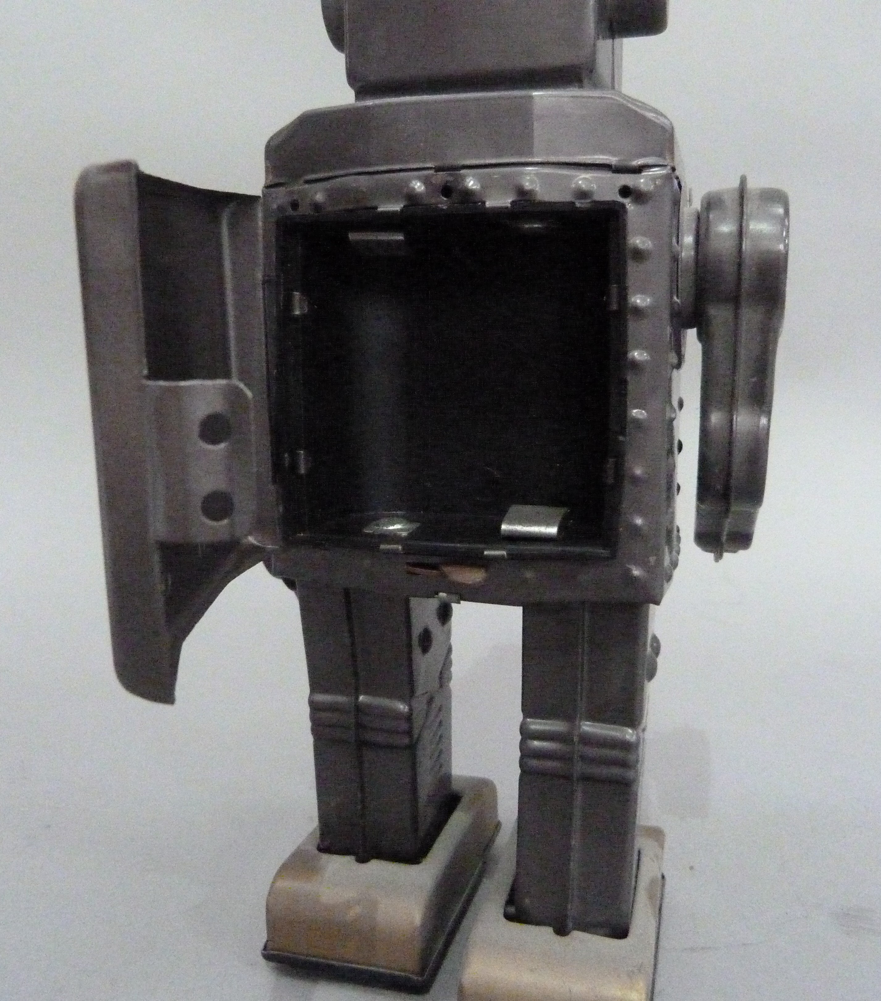 Horiwaka (Japan) Attacking Martian battery operated tin plate robot, 22cm high - Image 3 of 4