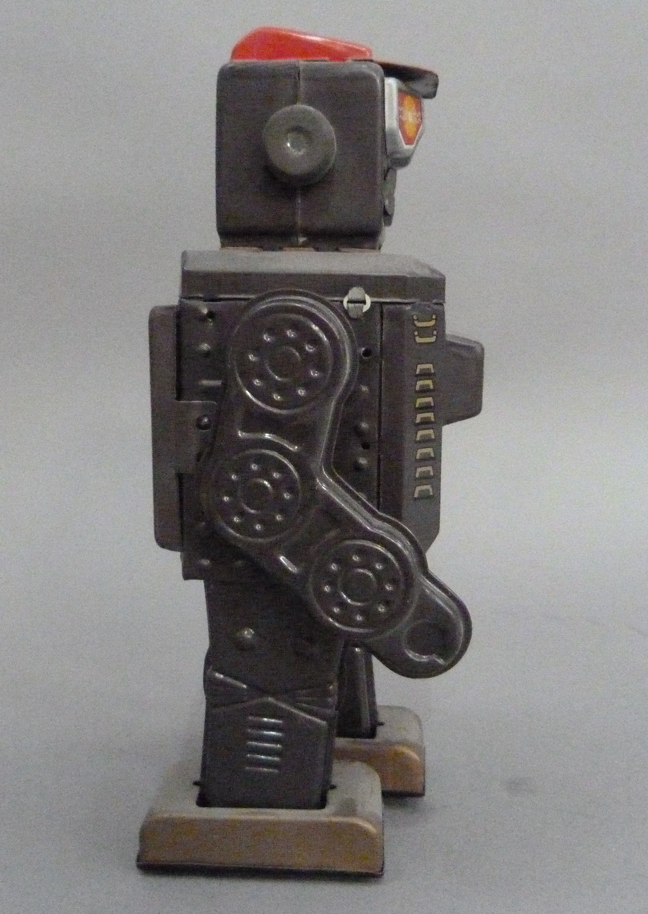 Horiwaka (Japan) Attacking Martian battery operated tin plate robot, 22cm high - Image 2 of 4