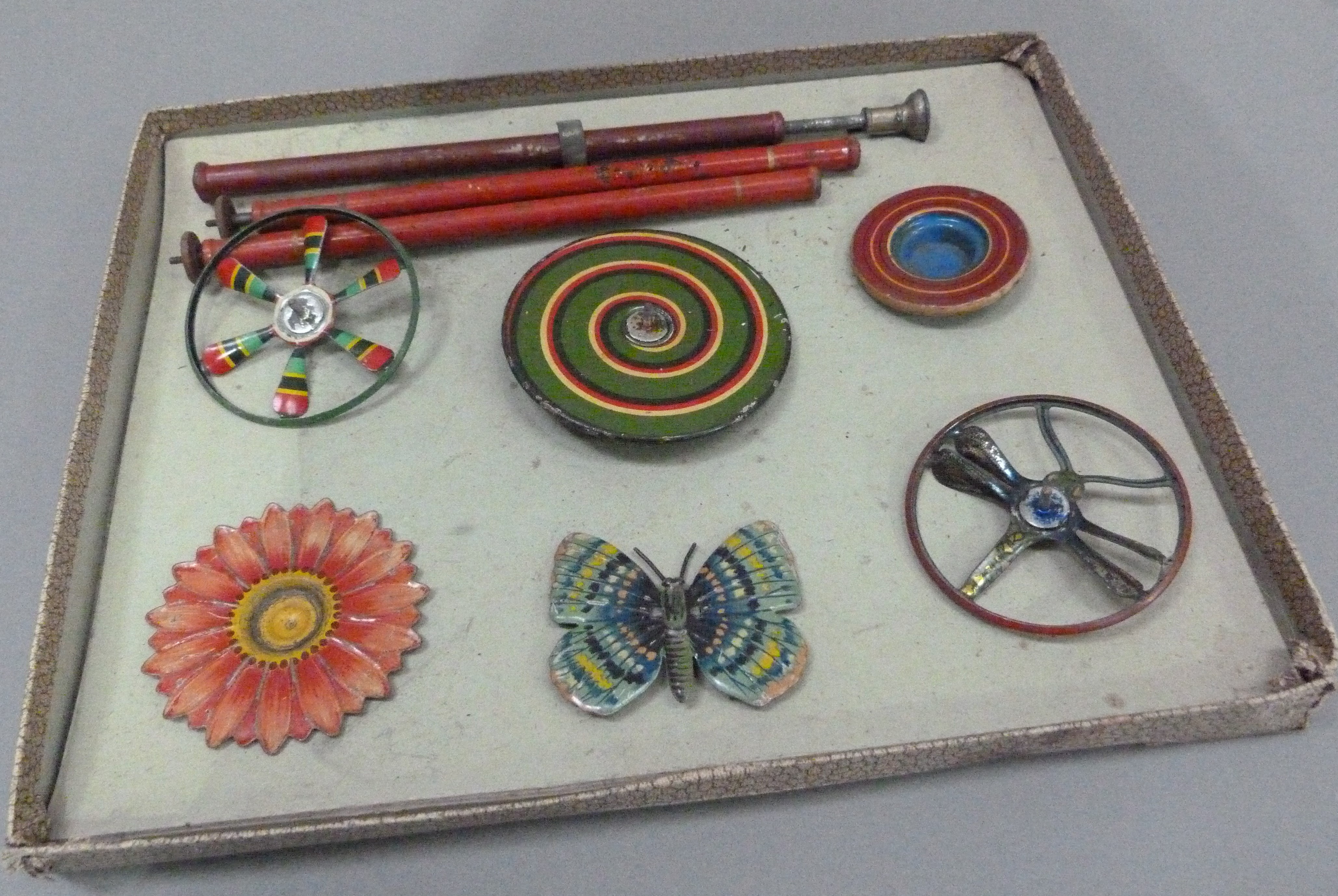 A set of Marklin tin plate spinning top set with butterfly, dragonfly, flower, and three various - Image 2 of 4