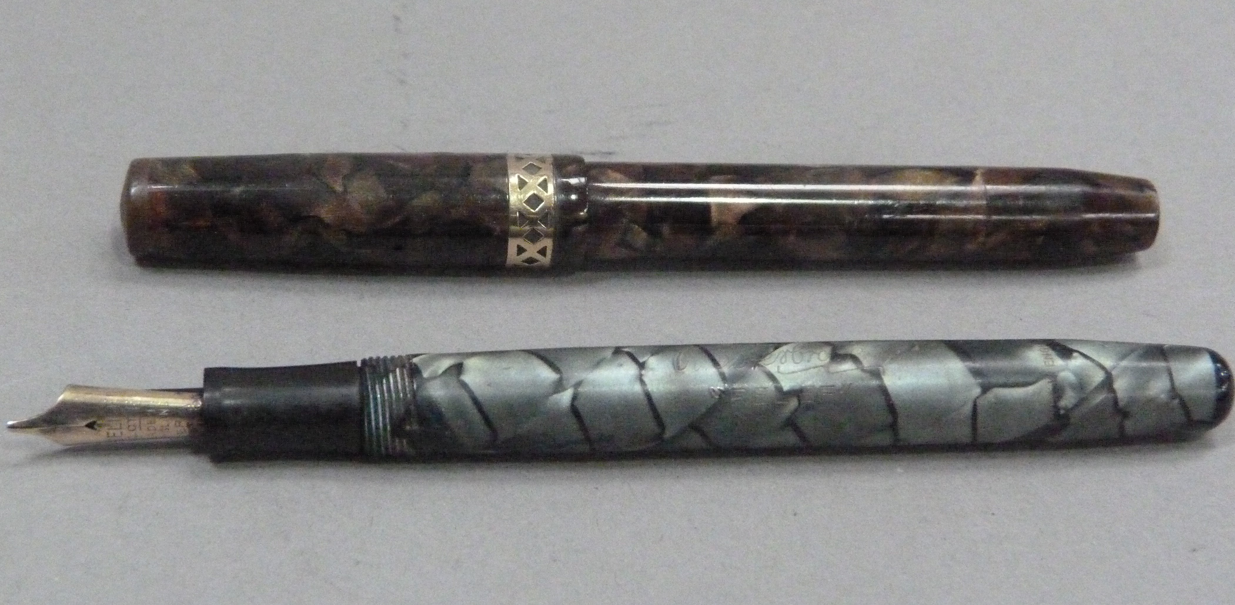 A Swan Visofil fountain pen by Mabie Todd & Co Ltd, 14ct gold nib, brown marbled case with yellow - Image 2 of 4