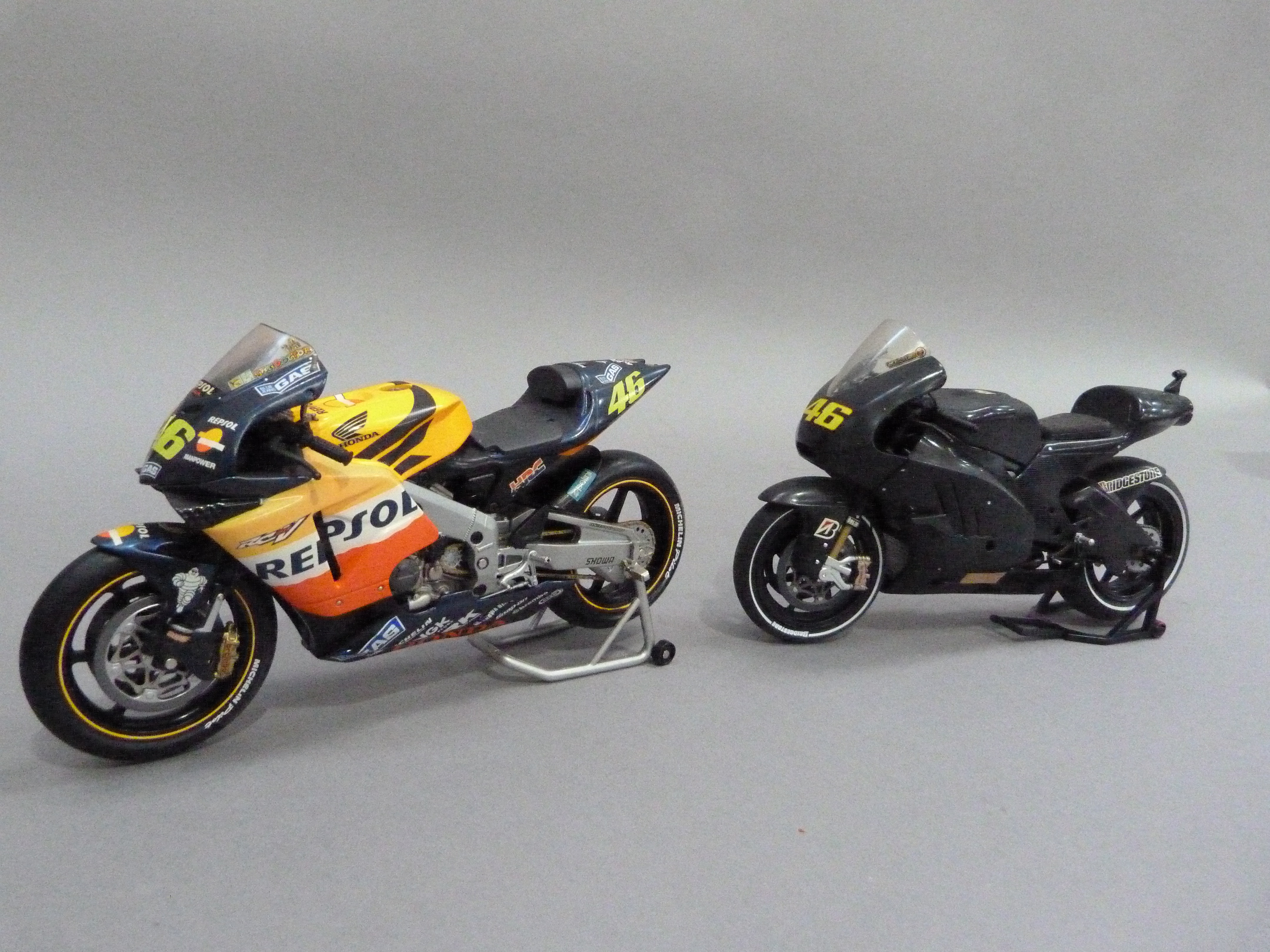 Minichamps 1:12 Ducati Desmosedici GP11 Valentino Rossi Valencia Test 2010, boxed and Honda RC211V - Image 3 of 3