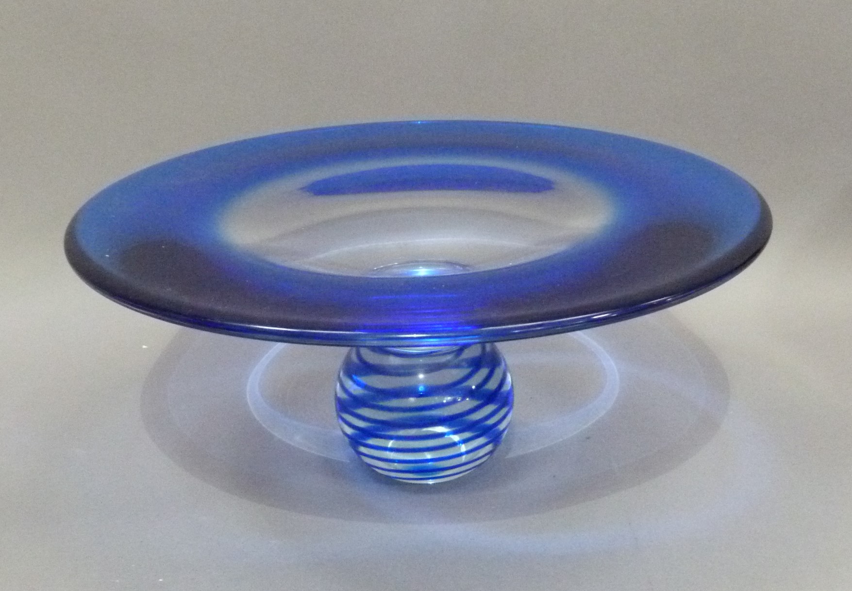 A blue to clear glass pedestal dish, the pedestal with a clear swirled blue band and etched - Image 3 of 3