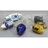 A quantity of glass, pottery and metal piggy banks