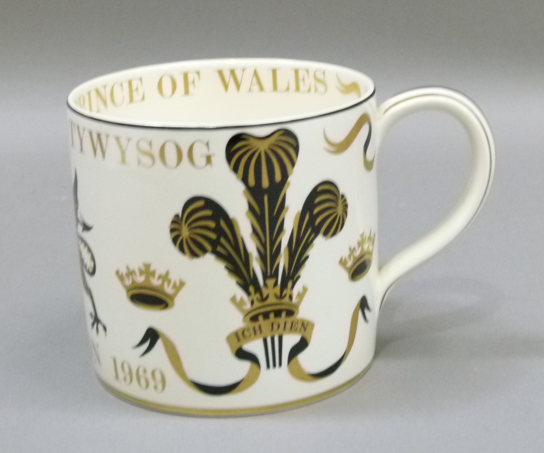 A Wedgwood commemorative mug: The Investiture of His Royal Highness Prince Charles as Prince of - Image 3 of 4