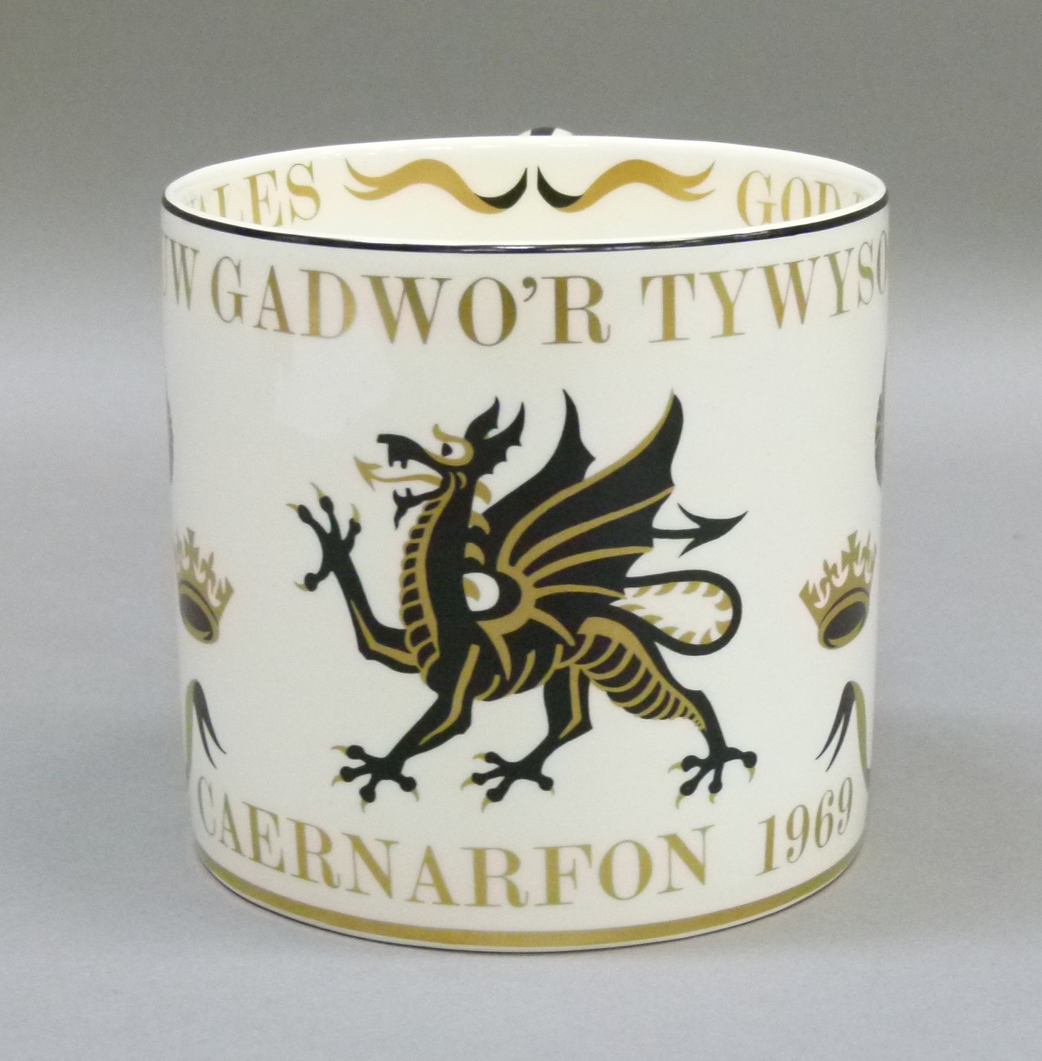A Wedgwood commemorative mug: The Investiture of His Royal Highness Prince Charles as Prince of - Image 2 of 4