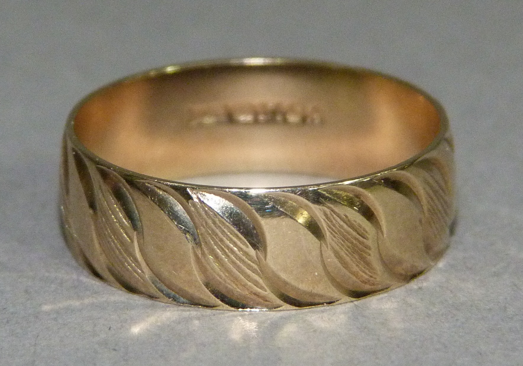 A wedding ring in 9ct gold, approximate weight 3gm - Image 2 of 2