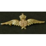 A RAF sweetheart brooch in 9ct gold by Charles Horner c.1925 applied to the centre with rose gold
