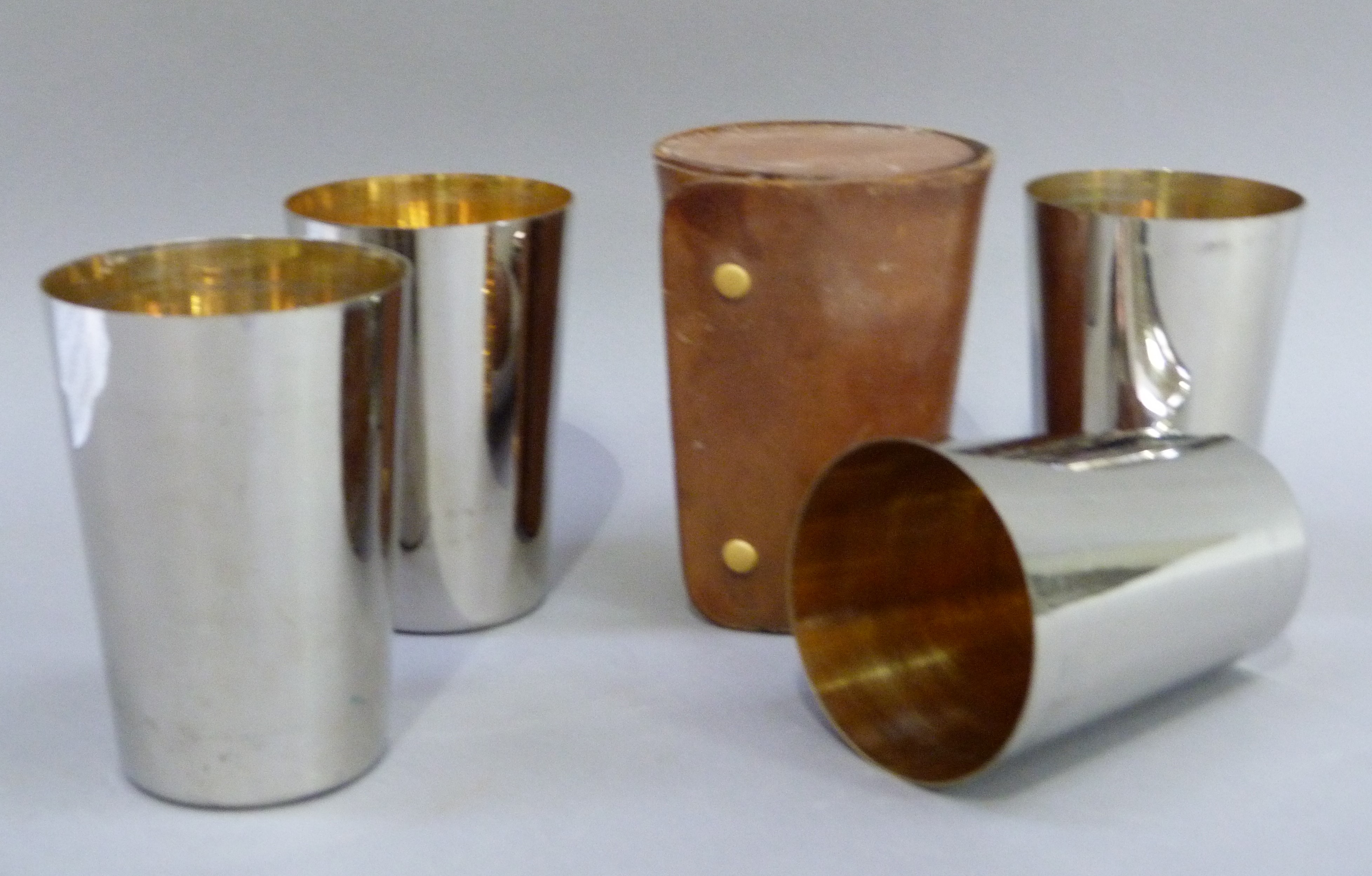 A set of four silver plated tumblers with silver gilt interiors in a leather carrying case - Image 2 of 2