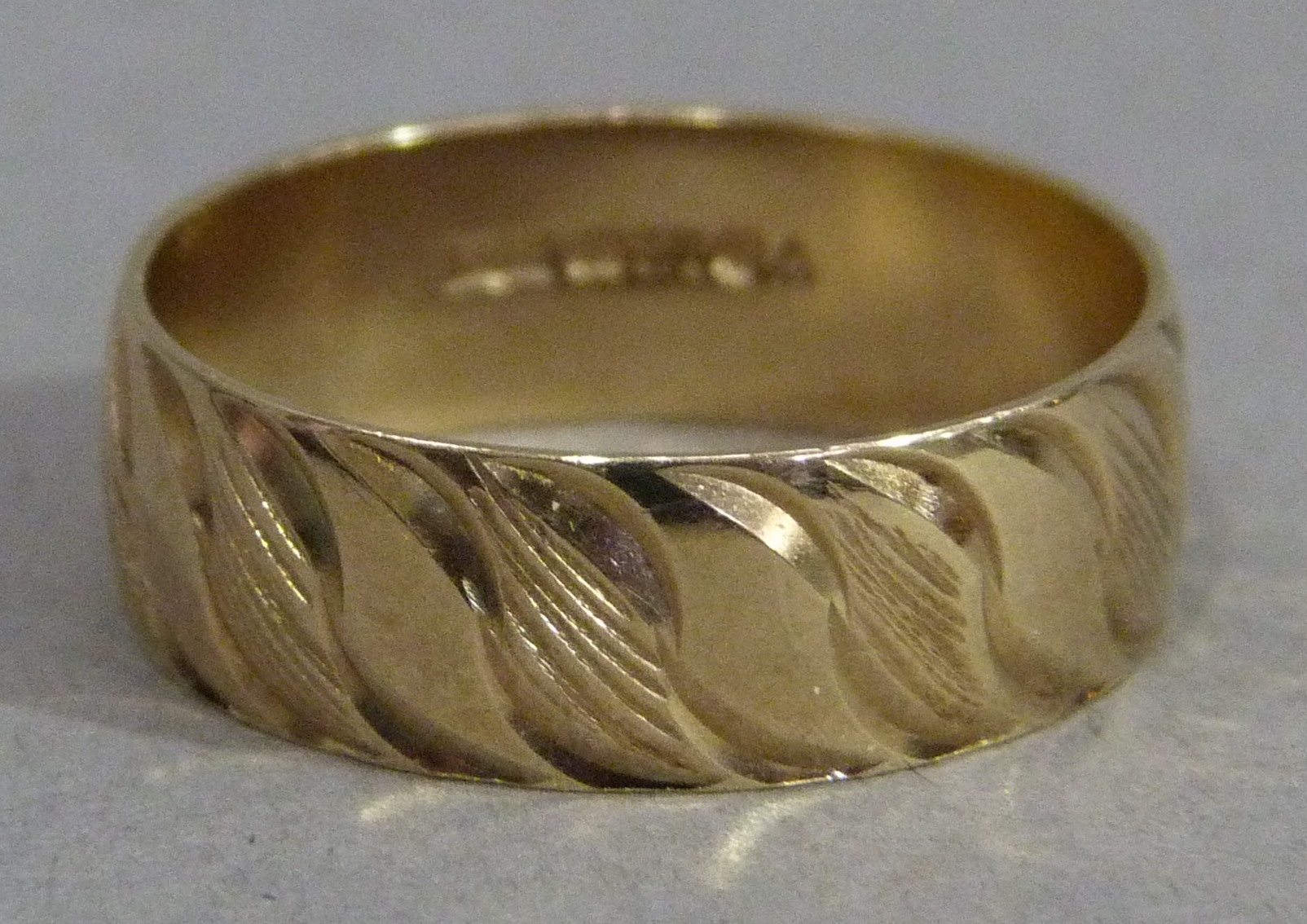 A wedding ring in 9ct gold, approximate weight 3gm