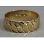A wedding ring in 9ct gold, approximate weight 3gm