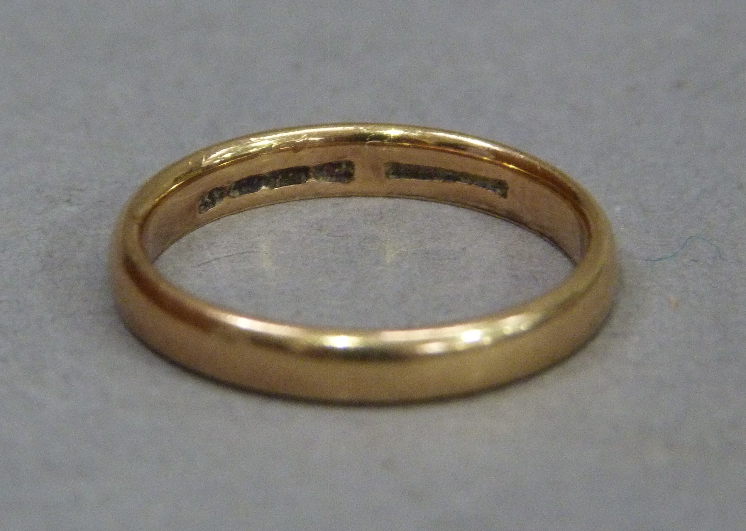 A wedding ring in 22ct gold, approximate weight 3gm