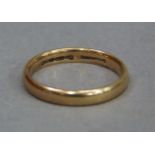A wedding ring in 22ct gold, approximate weight 3gm