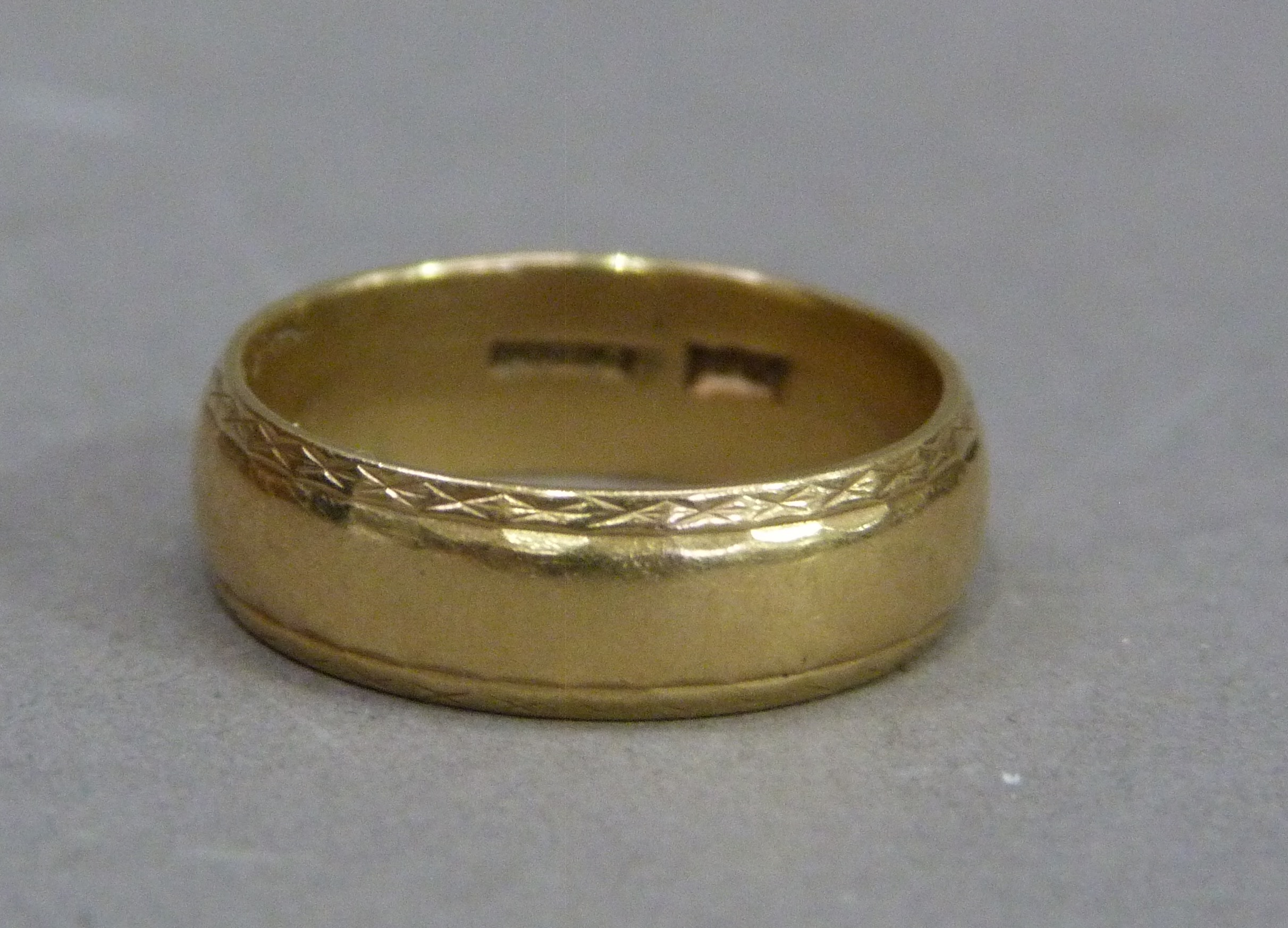 A wedding ring in 18ct gold, approximate weight 6gm
