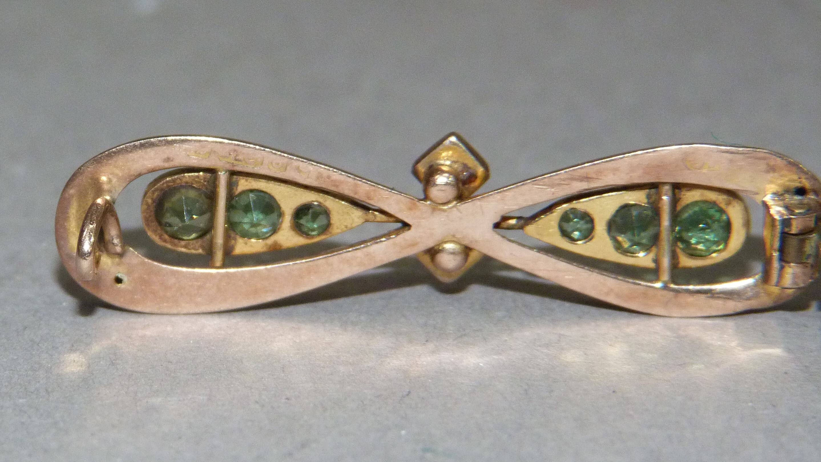 A George V 9ct gold bow brooch set with garnet doublets on seed pearls, approximately 35mm - Image 2 of 2