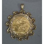 An Edward VII 1907 sovereign collet set in a 9ct gold scrolled pendant mount, approximate weight