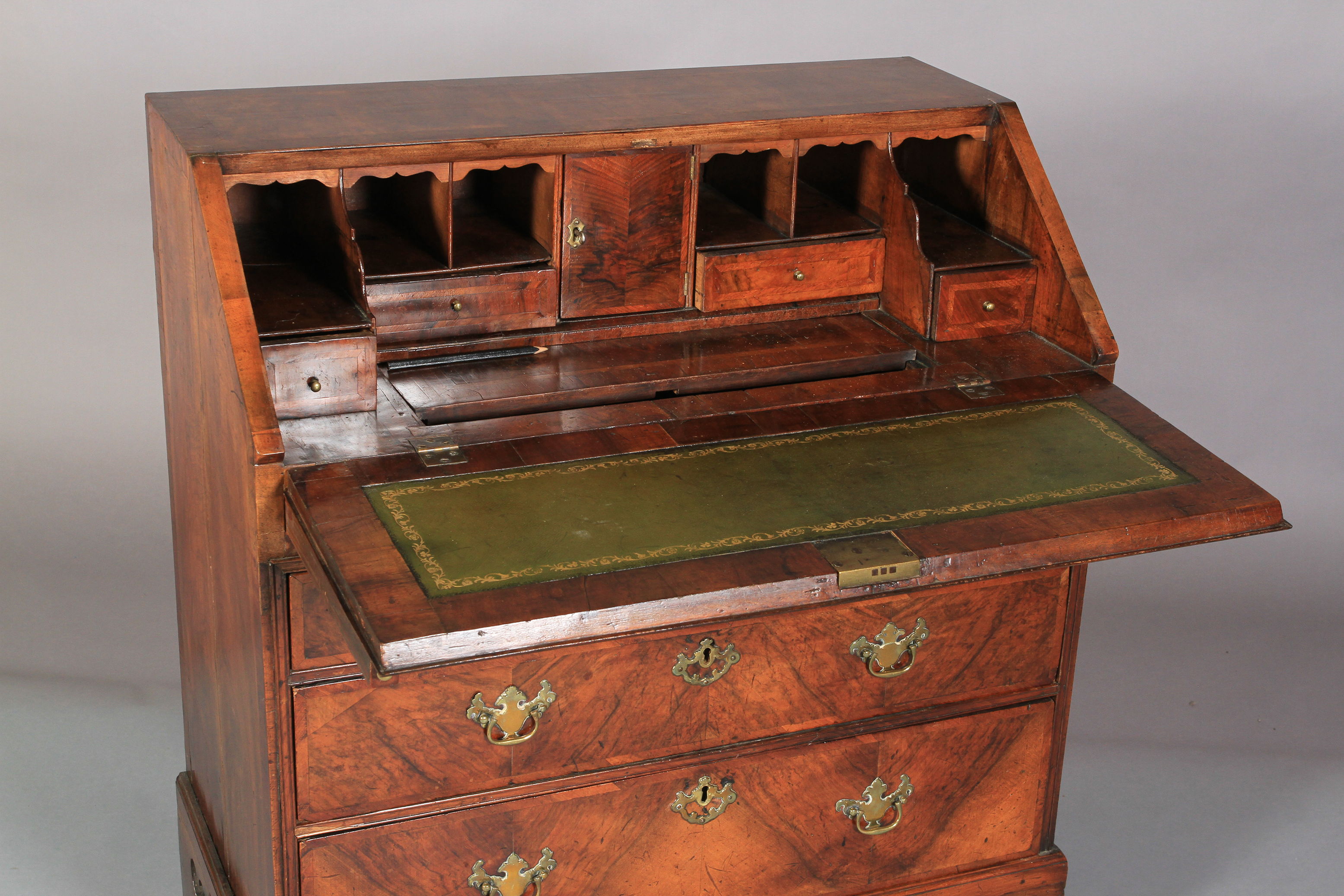 AN EARLY 18TH CENTURY FIGURED WALNUT CROSSBANDED AND BANDED BUREAU having a drop front, the interior - Image 5 of 6