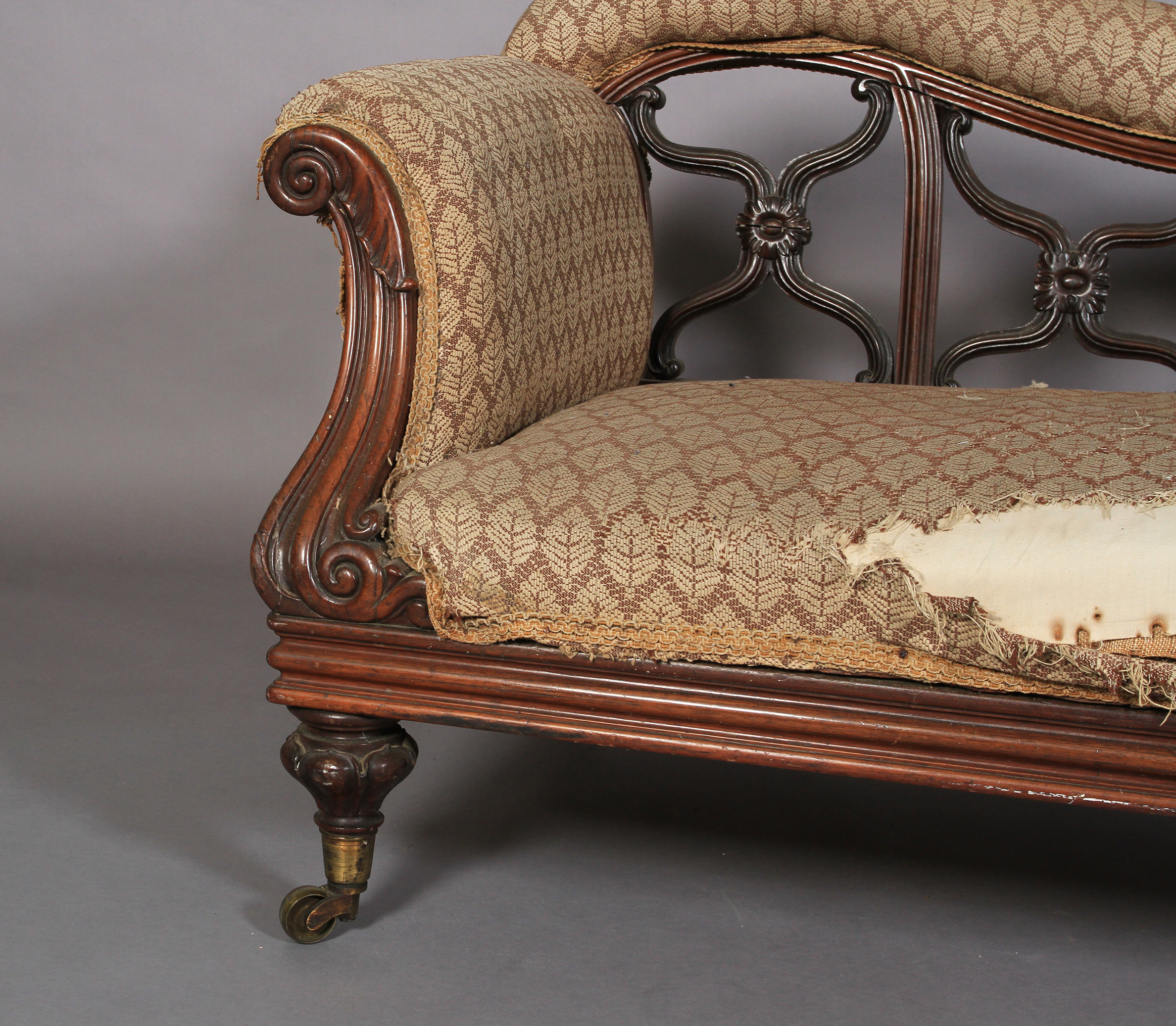 AN EARLY VICTORIAN ROSEWOOD SHOW FRAME SOFA, with upholstered top rail above moulded x-frame - Image 3 of 4