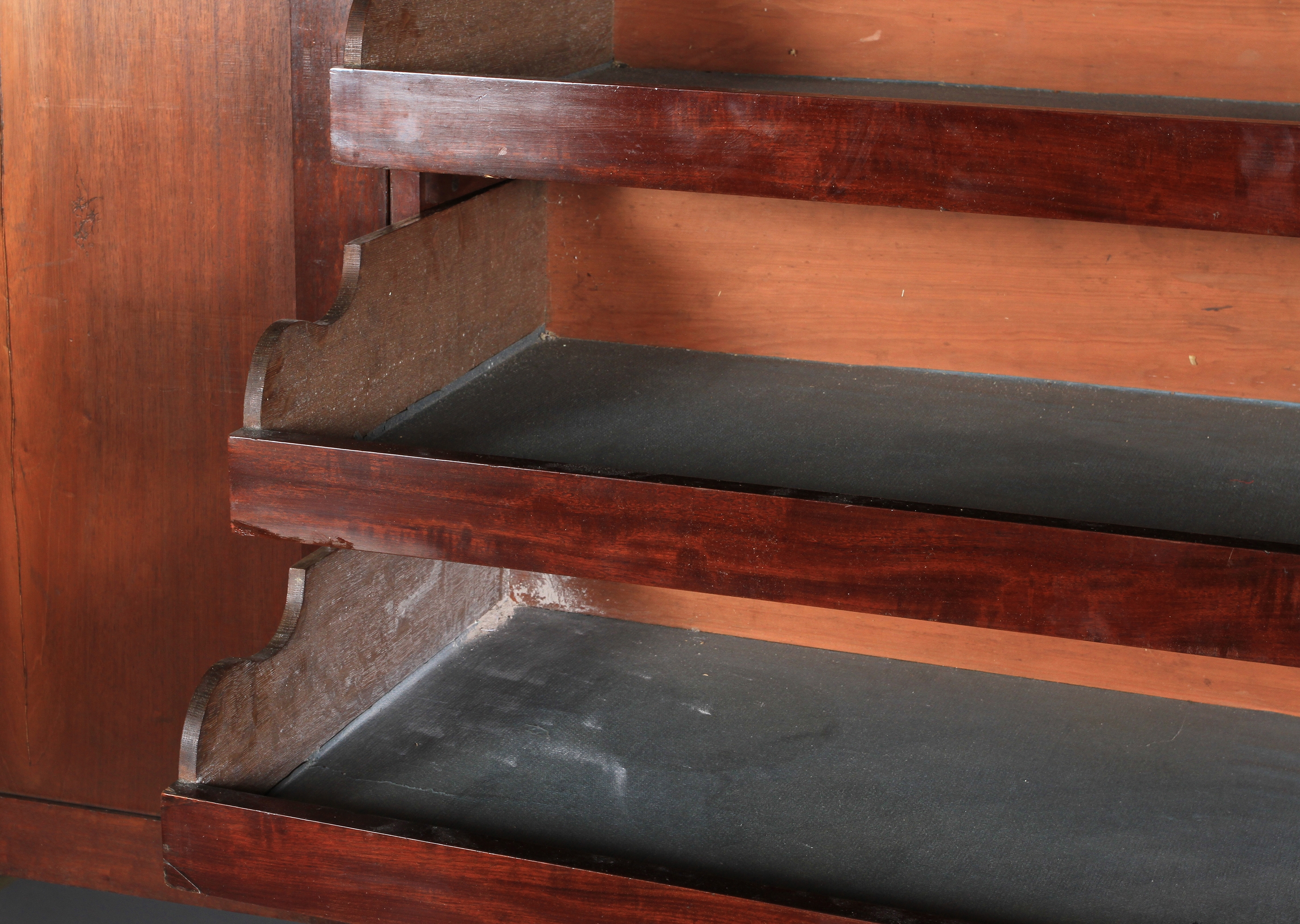 A GEORGE III FIGURED AND CROSSBANDED MAHOGANY CLOTHES PRESS, having a moulded dentil cornice above - Image 5 of 6