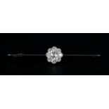 AN EDWARD VII DIAMOND CLUSTER BAR BROOCH in 15ct gold and platinum, grain and collet set to the