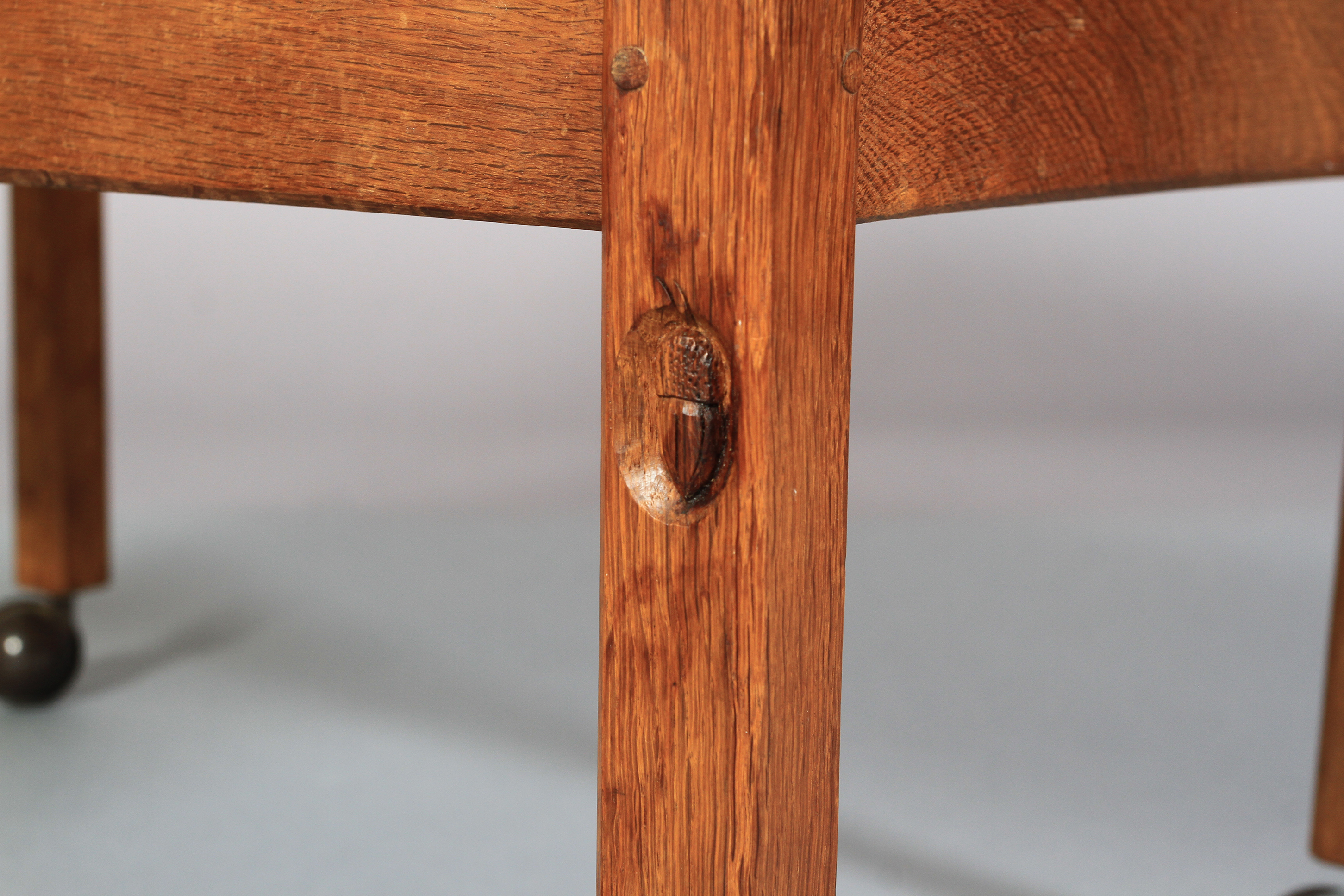 AN ALAN GRAINGER OF BRANDSBY 'ACORN MAN' ENGLISH OAK TWO TIER TROLLEY on square legs and castors, - Image 3 of 3