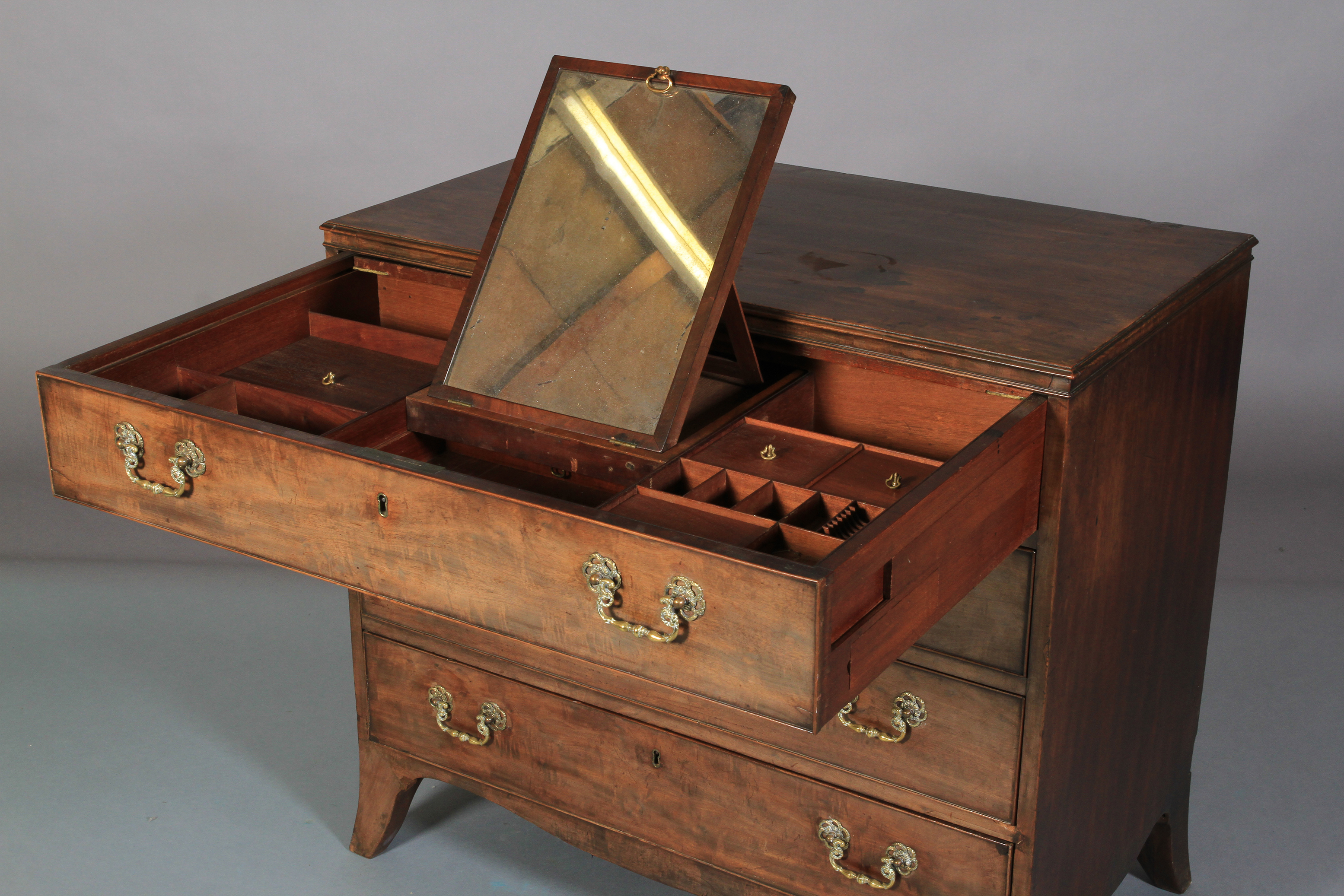 AN EARLY 19TH CENTURY MAHOGANY DRESSING CHEST of four drawers, fitted with a baise lined brushing - Image 4 of 5