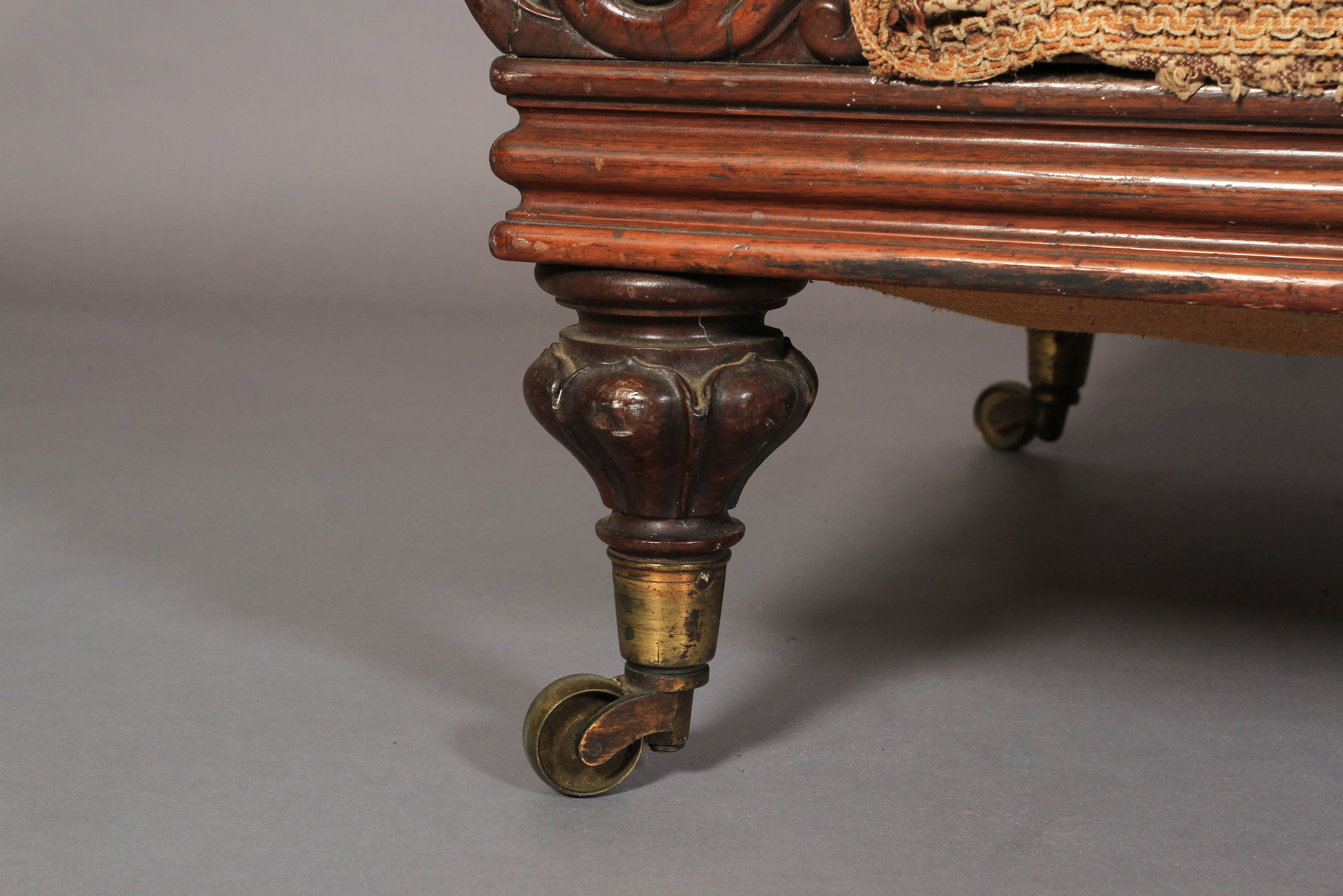 AN EARLY VICTORIAN ROSEWOOD SHOW FRAME SOFA, with upholstered top rail above moulded x-frame - Image 4 of 4