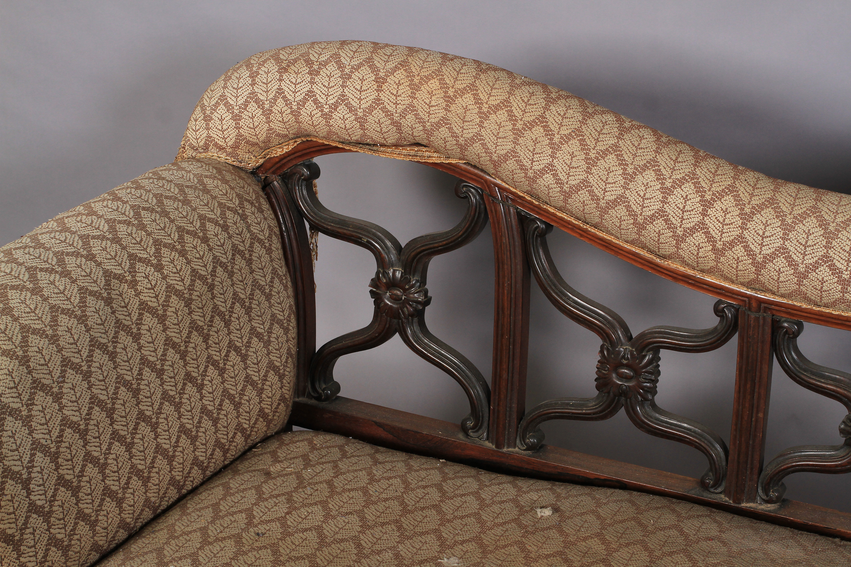 AN EARLY VICTORIAN ROSEWOOD SHOW FRAME SOFA, with upholstered top rail above moulded x-frame - Image 2 of 4