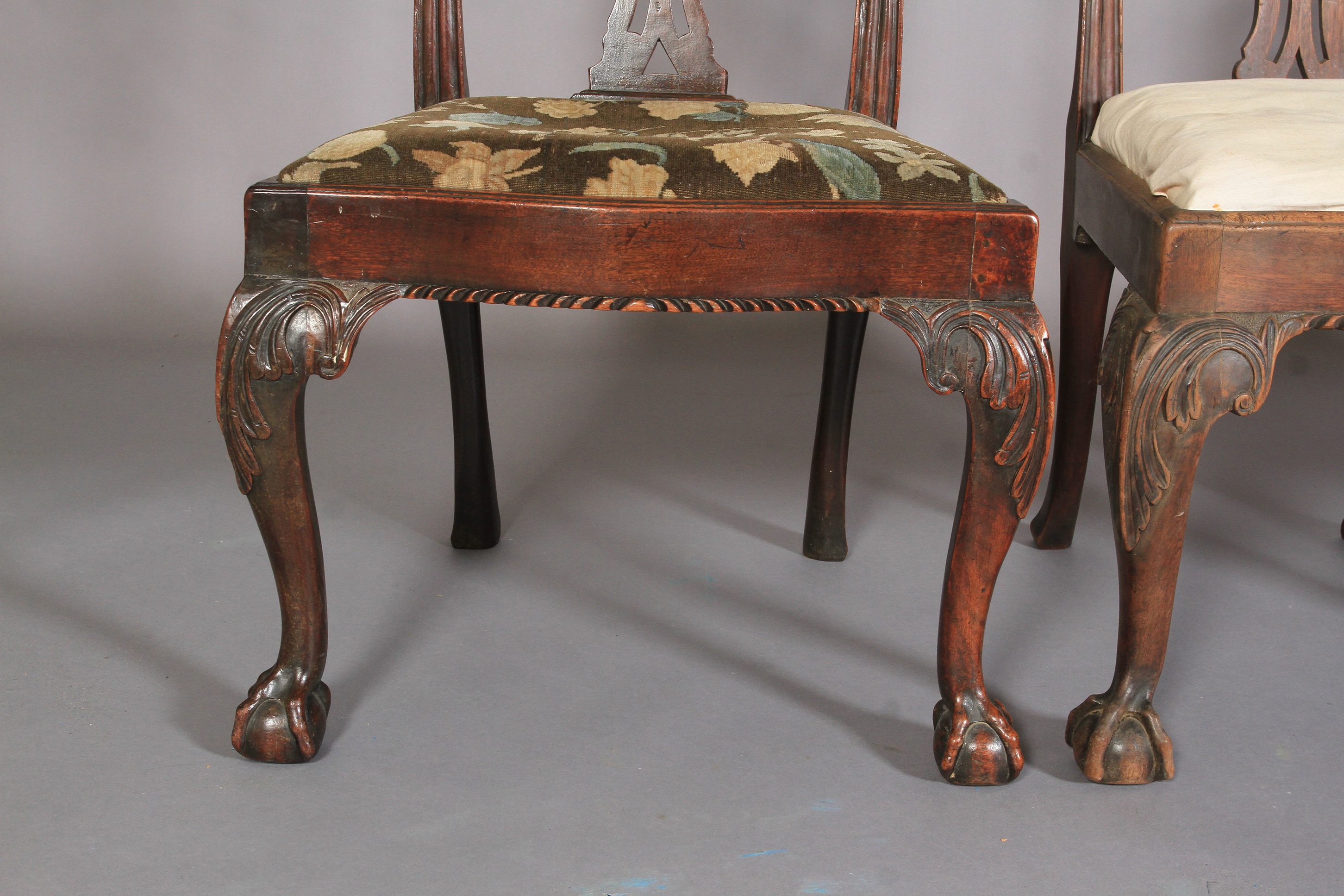 A SET OF THREE 18TH CENTURY MAHOGANY DINING CHAIRS, each having a serpentine top rail carved with - Image 3 of 3