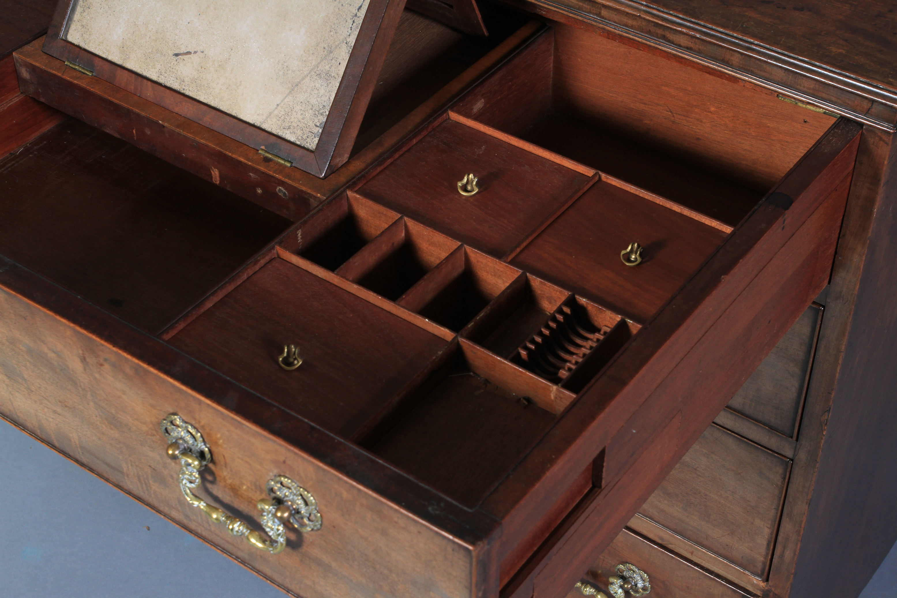 AN EARLY 19TH CENTURY MAHOGANY DRESSING CHEST of four drawers, fitted with a baise lined brushing - Image 5 of 5