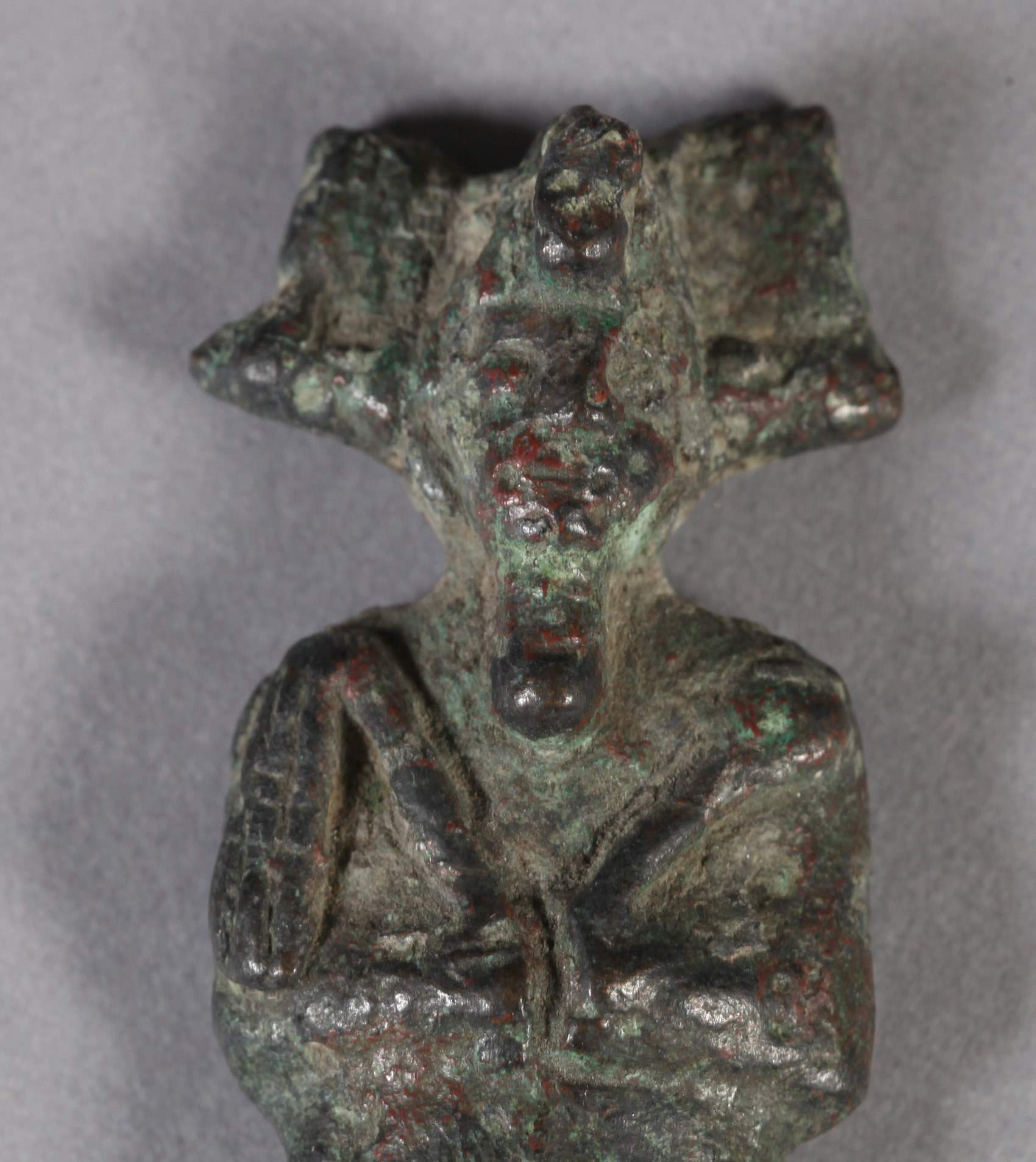 AN EGYPTIAN CAST BRONZE FIGURE OF OSIRIS with arms crossed, carrying crook and flail, ornate - Image 2 of 2