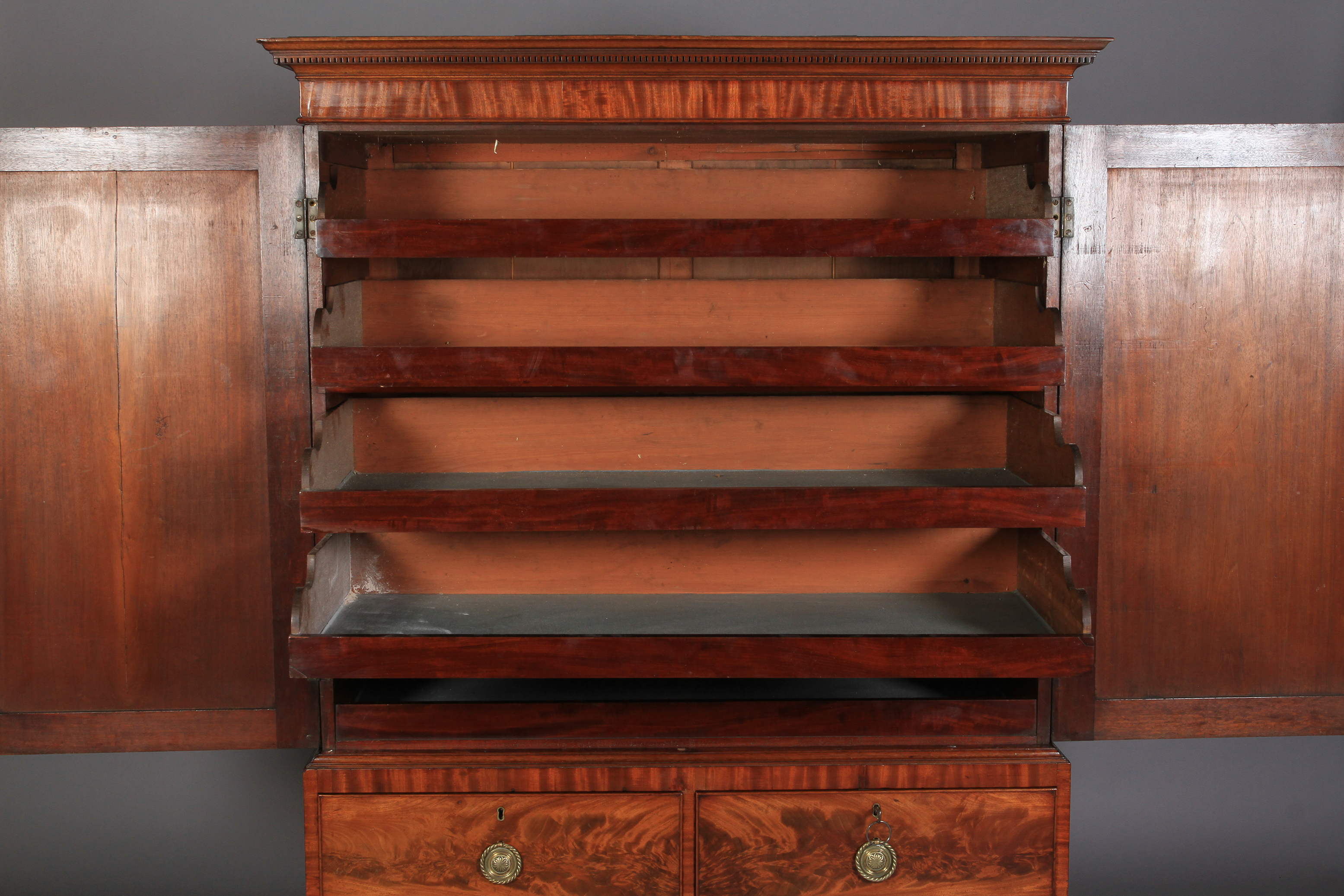 A GEORGE III FIGURED AND CROSSBANDED MAHOGANY CLOTHES PRESS, having a moulded dentil cornice above - Image 4 of 6