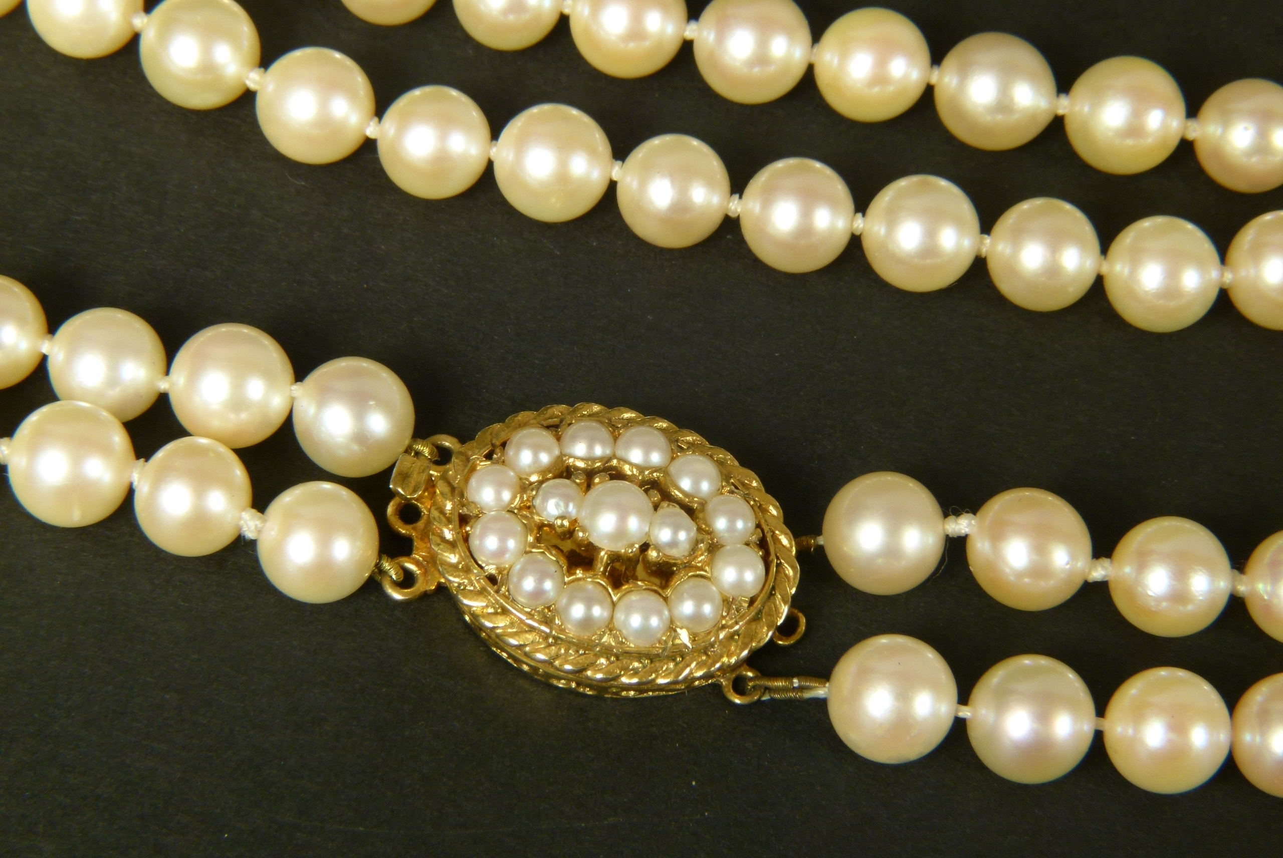 CULTURED PEARL CHOKER NECKLACE in two strands of approximately 7mm pearls fastened with a 9ct gold